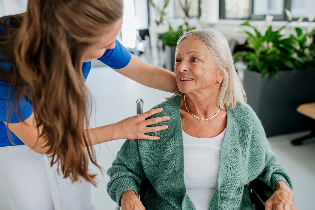 Seniorin mit Pflegekraft