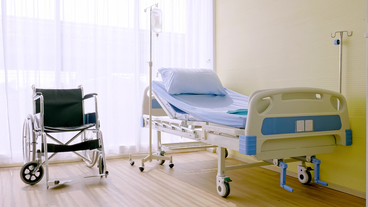 Krankenbett und Rollstuhl