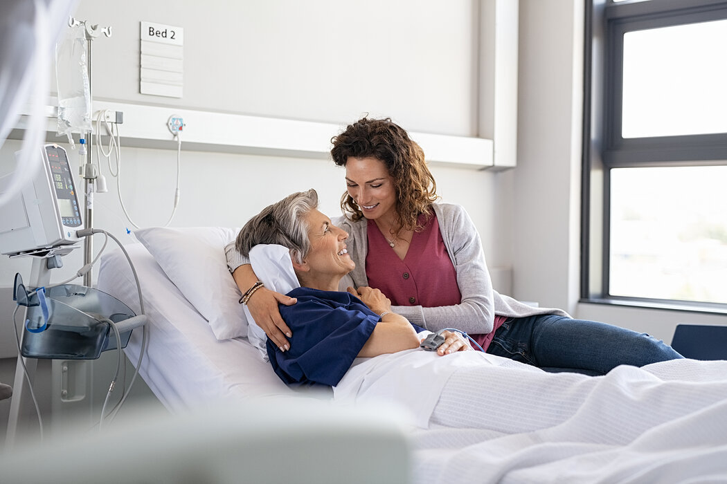 Tochter und Mutter am Krankenbett