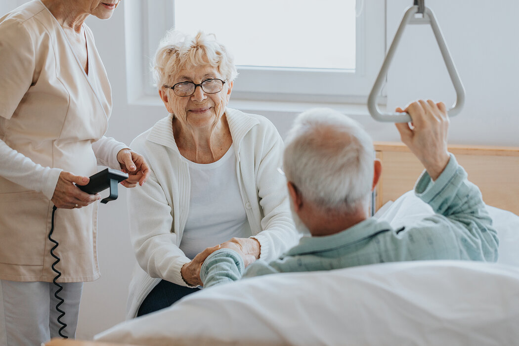 Pflegebedürftiger Senior im Krankenbett