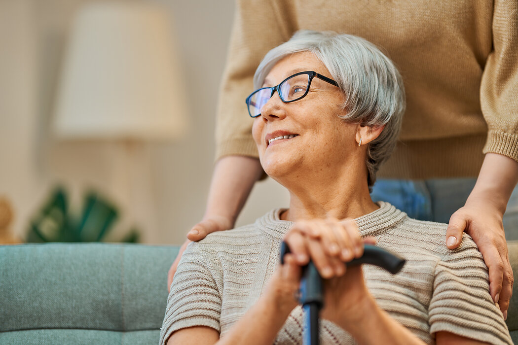 Hilfsbedürftige Seniorin