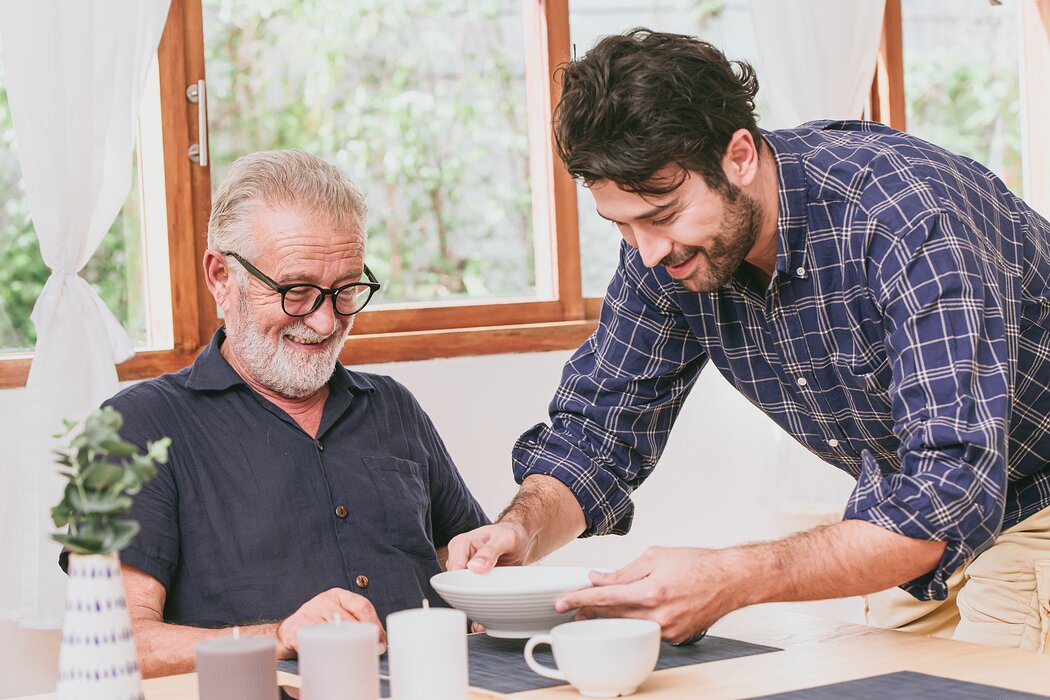 Senior am Frühstückstisch