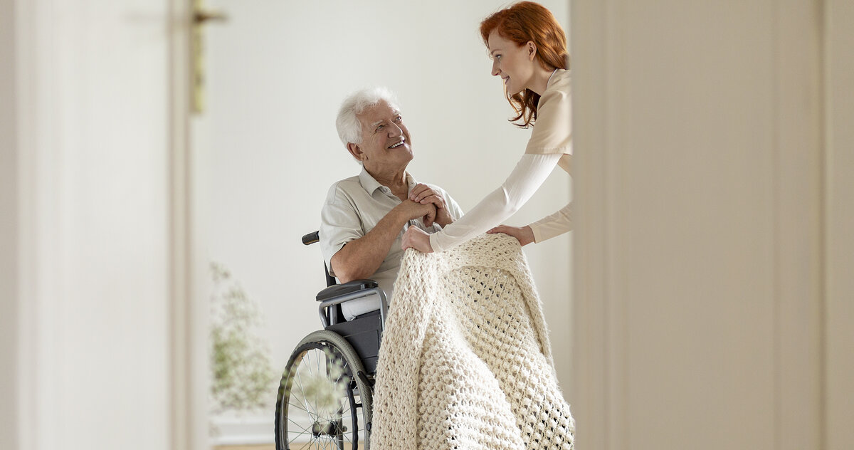 Senior im Rollstuhl bekommt Hilfe