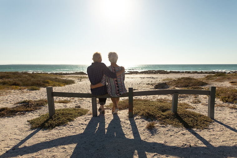 Älteres Paar am Strand