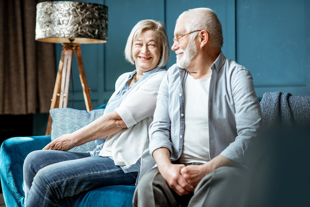 Seniorenehepaar auf der Couch