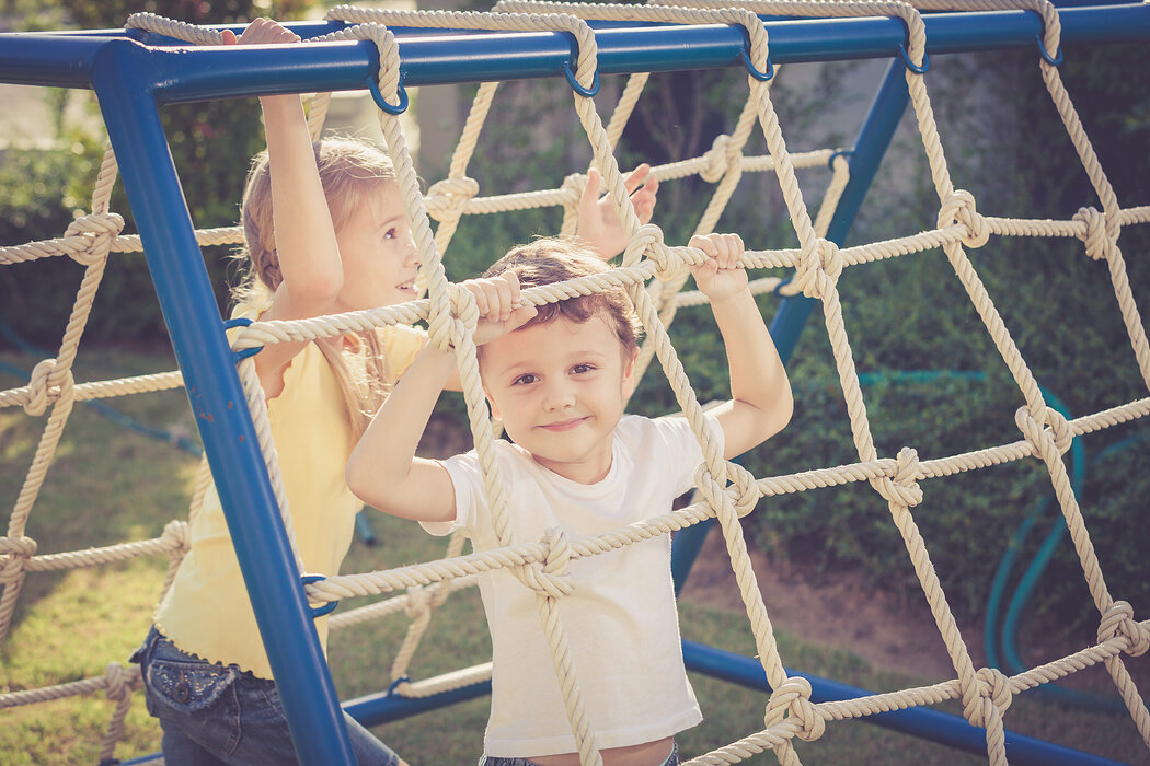 Kinder auf dem Spielplatz