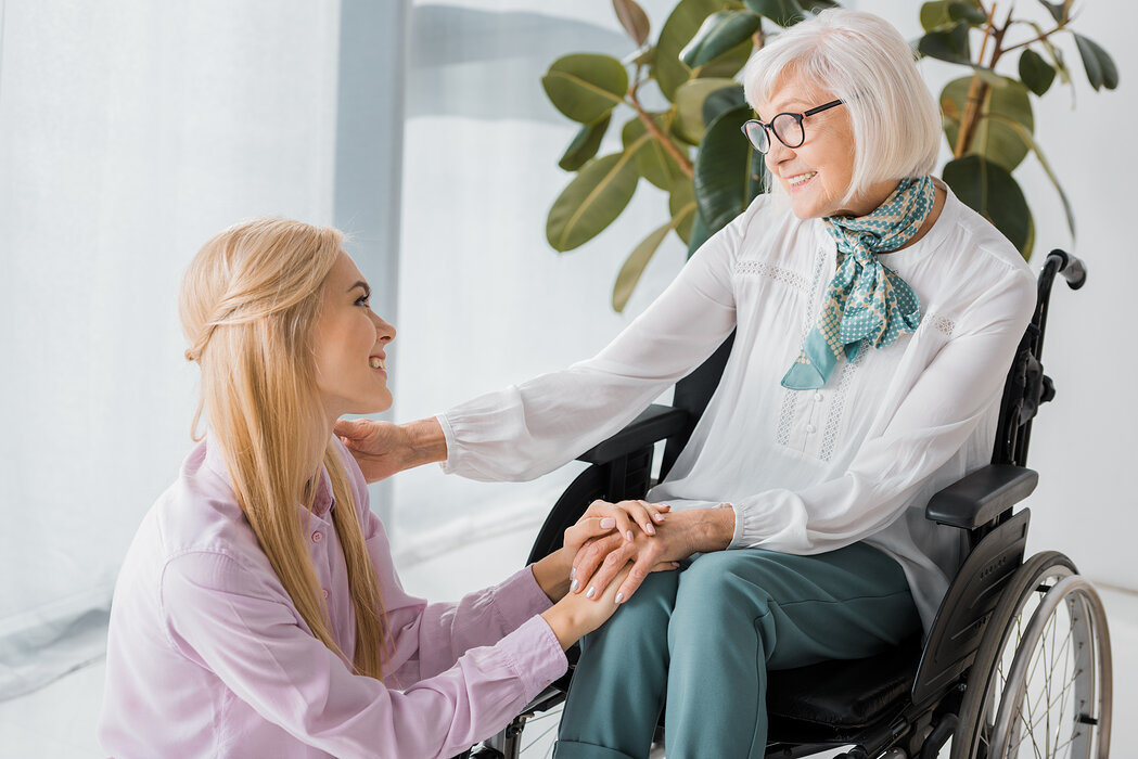 Seniorin im Rollstuhl