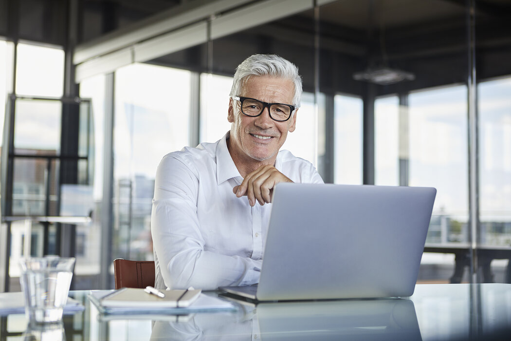 Mann mit Laptop